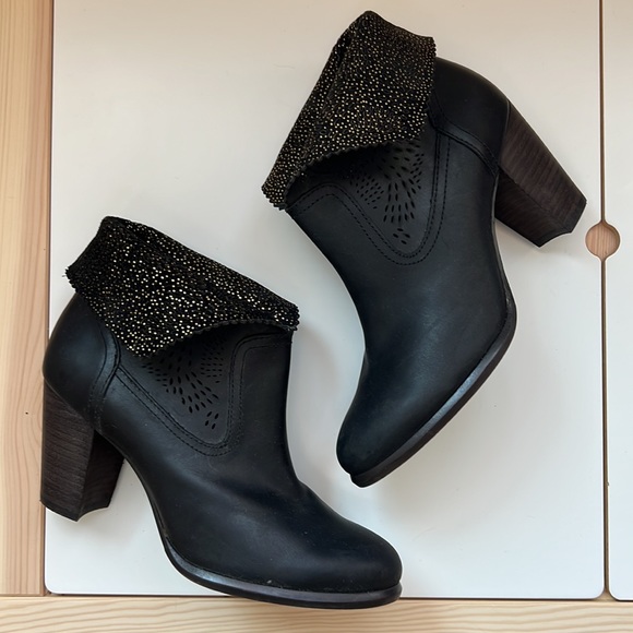 New UGG black booties with wool inside! Size 6.5 - Picture 11 of 13